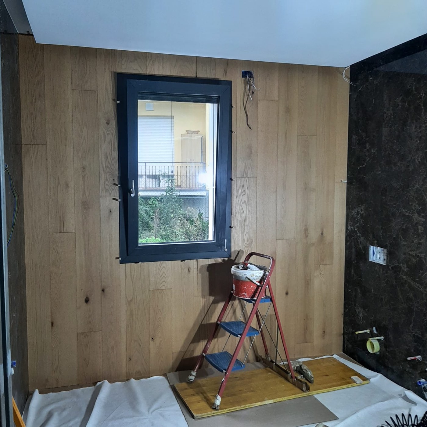 Rivestimento in legno a parete durante la fase di posa