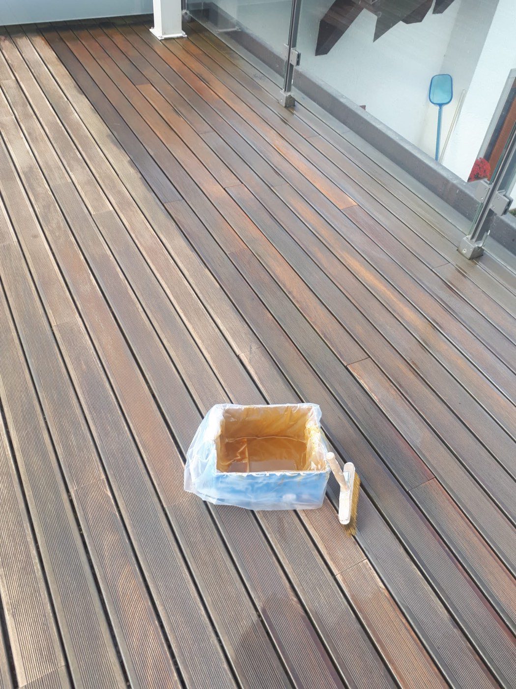 Decking esterno in fase di trattamento con oliatura protettiva