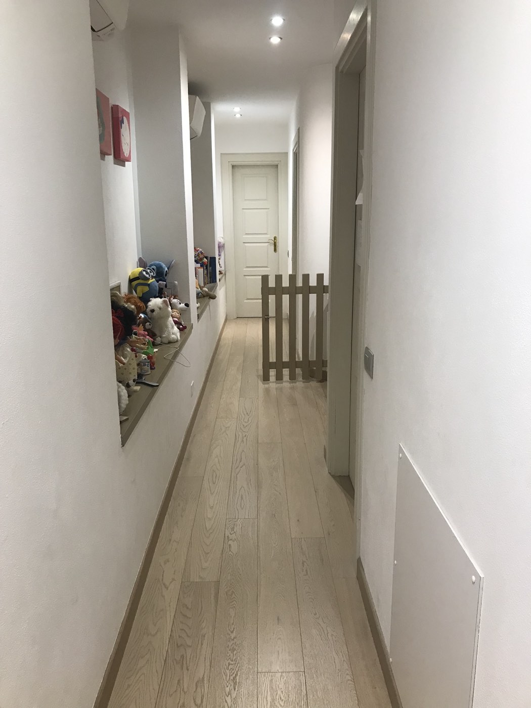 Corridoio di un'abitazione con pavimento in rovere chiaro