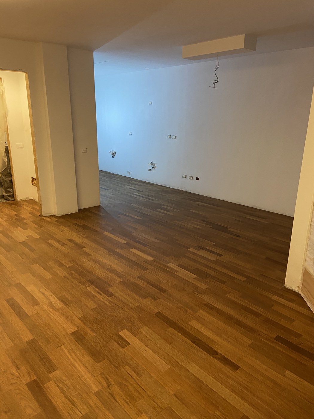 Ambiente in ristrutturazione con pavimento in legno a listoni